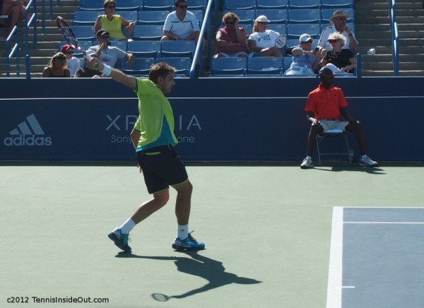Stan Wawrinka yellow shirt backhand full extension Western and Southern Open 2012 photos