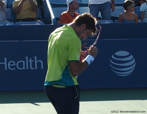 Stan Wawrinka victory fist pump yes yellow turquoise teal black kit red racquet photos pictures Cincinnati Open images pics