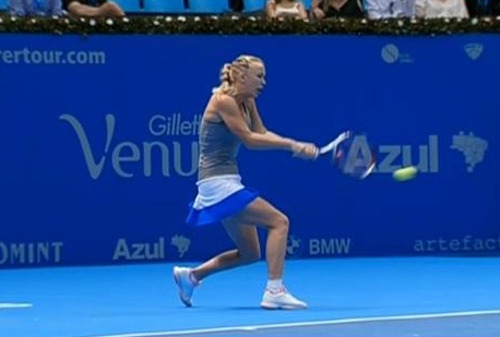 Caroline Wozniacki hard backhand grunt tennis ball blue white skirt photos pictures Brazil